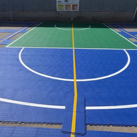 Outdoor basketball court sports flooring: easy-to-install interlocking plastic tiles with soft PP material and suspended tile design